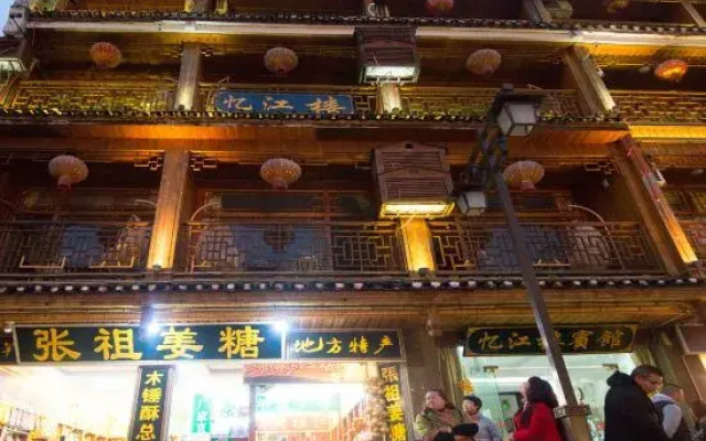Yijianglou River View Inn (Fenghuang Old Town River View)
