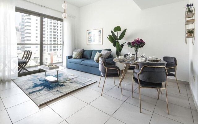 Elegantly Modern 1BR With Lovely Marina Views!