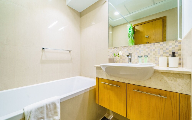 Monty - Downtown Stylish Condo With Beautiful City Views