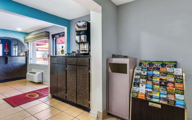 Econo Lodge Inn & Suites