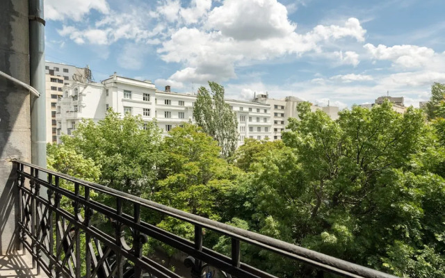 Elegant 3BR by the Romanian Athenaeum