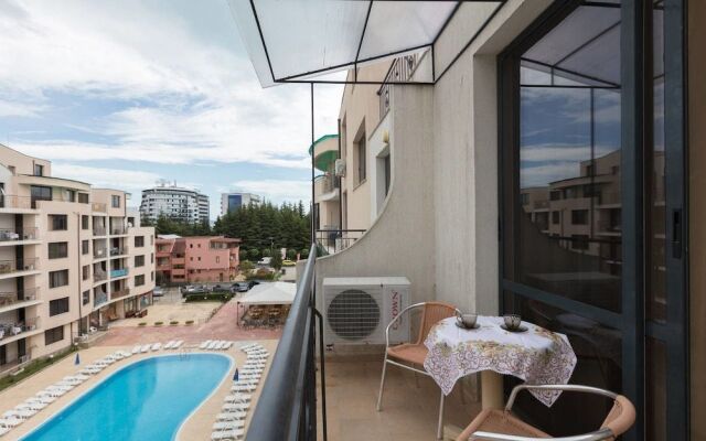 Studio with Balcony & Pool View