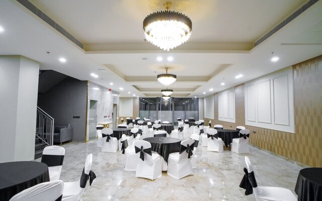 Saltstayz Select - Golf Course Road & Sector 57