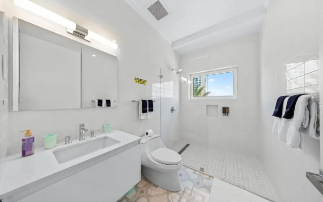 Lux Palm Beach Escape Pool Gym Prime Location