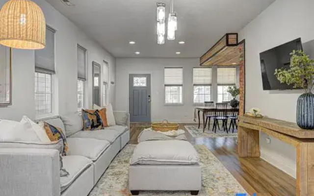 Spacious Renovated Home Near Attractions