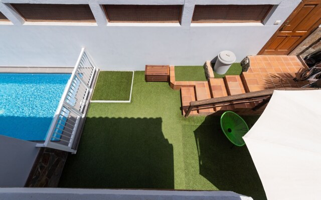 Great house with pool close to beach