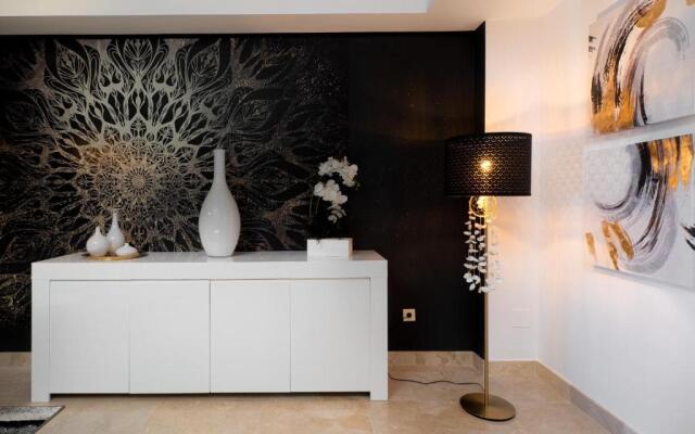 2305 - Luxury villa with sea view and pools