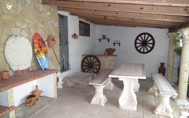 80s RetroStyle Villa