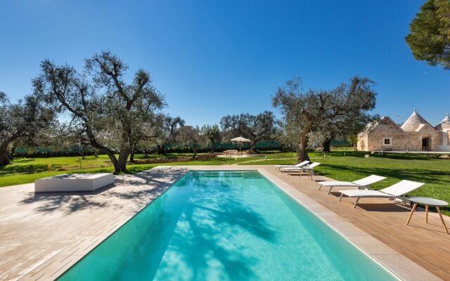 2220 Trulli Biancapetra by Perle di Puglia