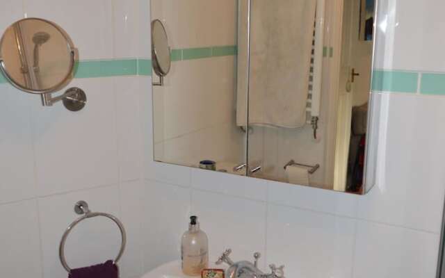 Top Floor Central 2 Bedroom Apartment