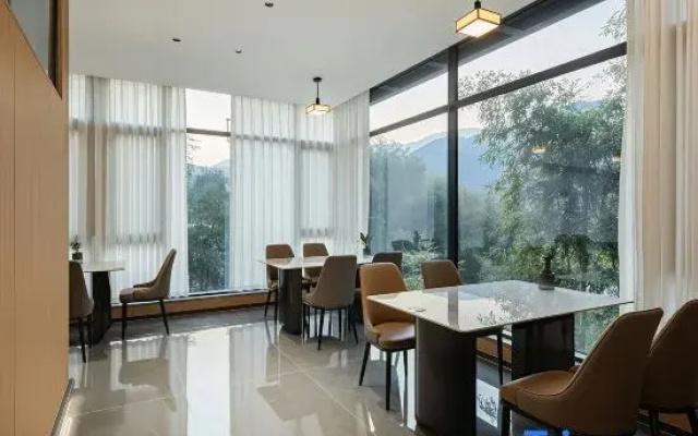 Lakeside Residence（ Grassland in Anji）