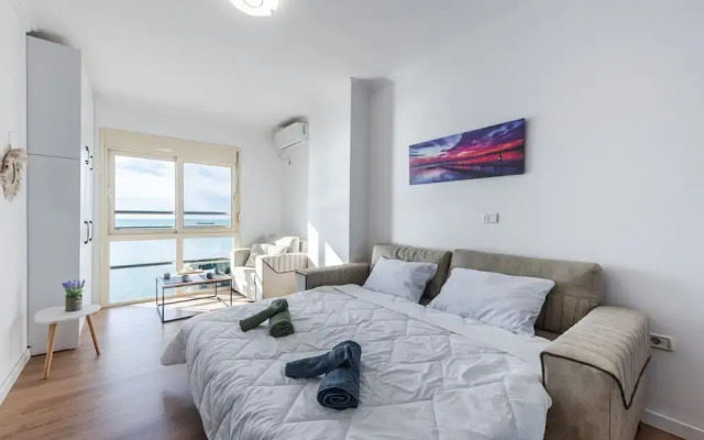 Studio With Amazing Sea View and Beach Access Durr s