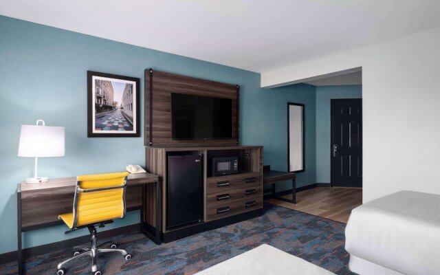 La Quinta Inn & Suites by Wyndham Greensboro NC