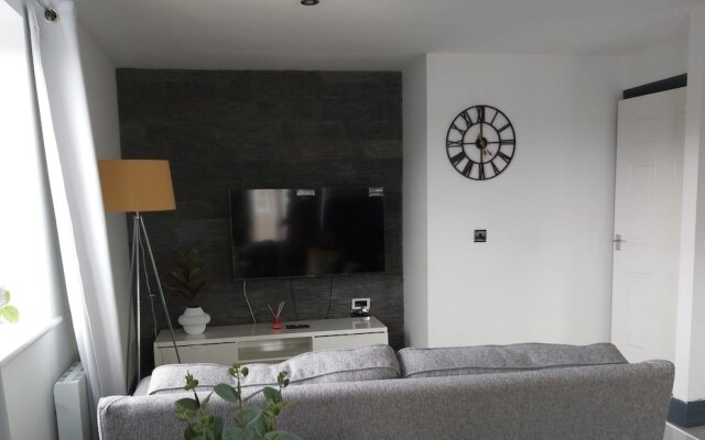 Stylish & Cosy 2 bed Flat With Parking & Bfast