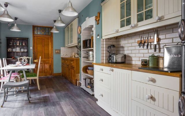 Traditional and Colourful 2BR Garden Flat in Parsons Green
