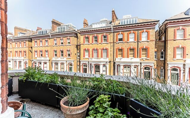 Well-designed Chelsea Flat