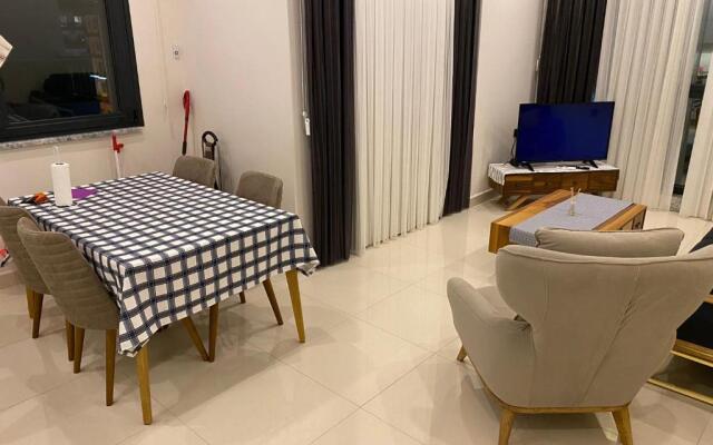 cozy 2 bedroom condo with pool and amenities