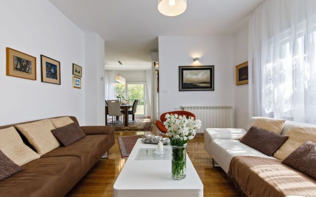 Luxury beach apartment private parking