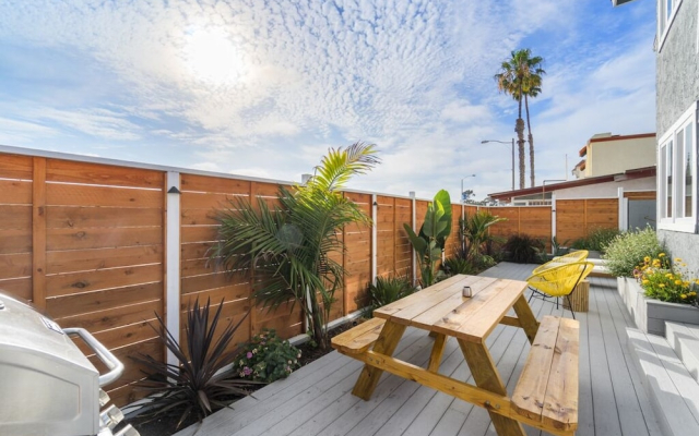 2BR Apt with Extended Deck Frontyard