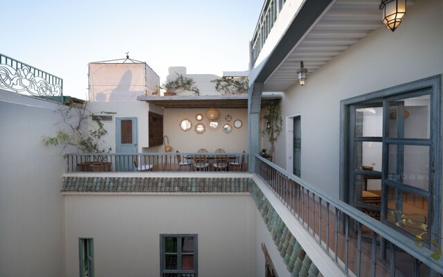 Riad Le J