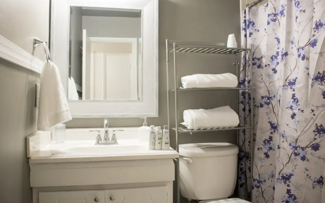 Luxury 2 Bed Condo Near Downtown