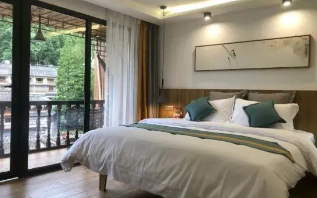 Fenghuang Shanjianxishui Courtyard Inn