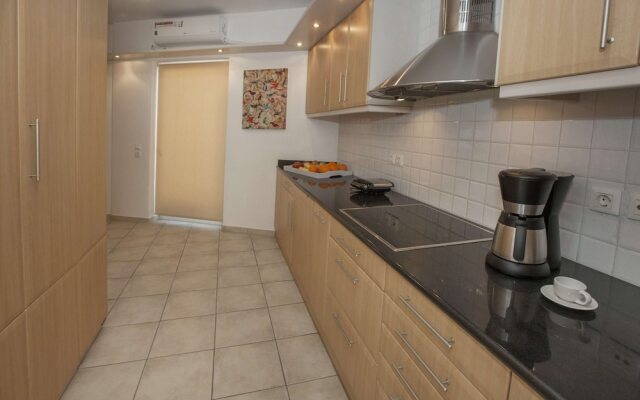 Elegant residence with Panoramic view to Acropolis by GHH