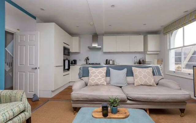 Spacious 3 Bedroom in Notting Hill With Balcony