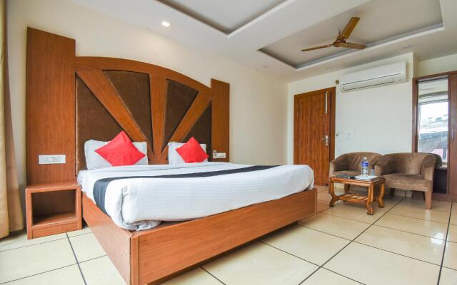 Capital O 69427 Hotel Golden Palm