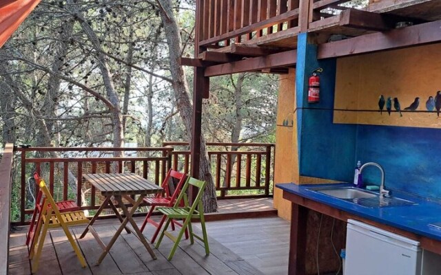 TreeHouses Ljubač Glamping Robinson