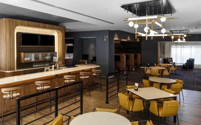 Courtyard By Marriott Madison