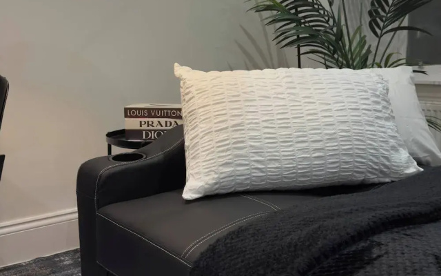 Cozy Modern Apartment on Leith Walk