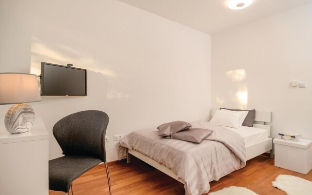 Nice Home in Podstrana with Hot Tub, WiFi & 4 Bedrooms