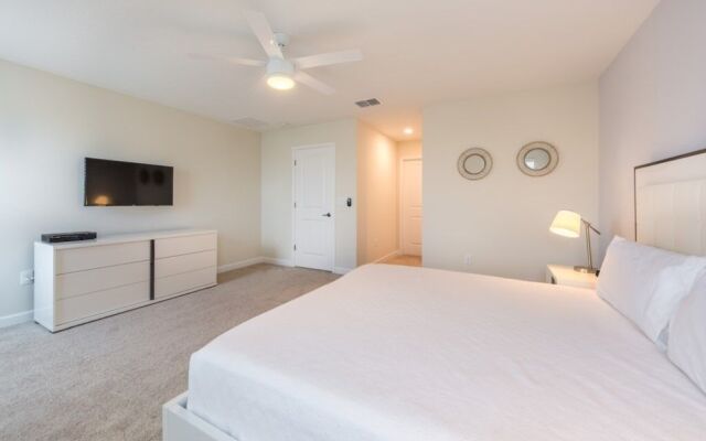 Champions Gate Luxury ! 6 Bedroom Home by RedAwning