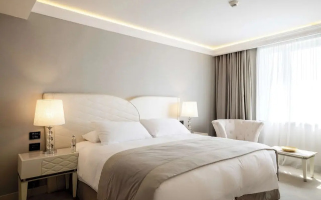 Tresor Le Palais Timisoara, Curio Collection By Hilton