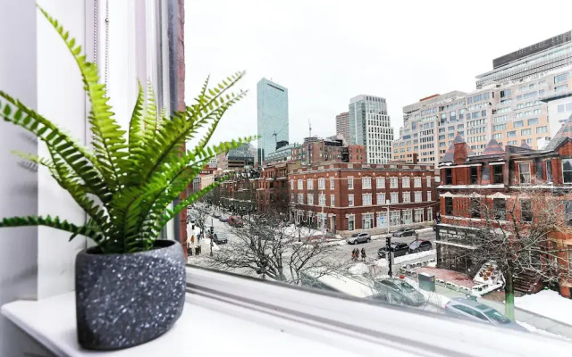 Maverick Suites at 245 Newbury St