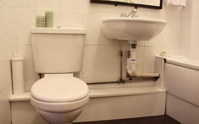 Bright And Spacious Flat Near City Centre