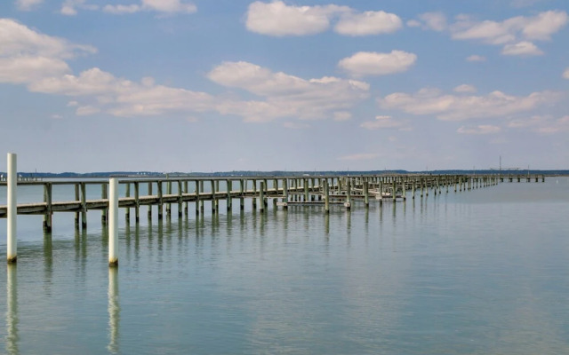 Bayfront Chincoteague Getaway W/ Fire Pit!