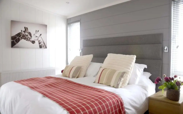 Hollicarrs - Honeycomb Lodge