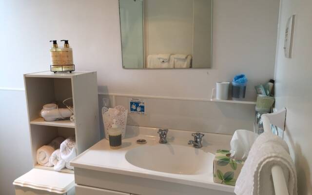 99 Tihi Rd Bed & Breakfast