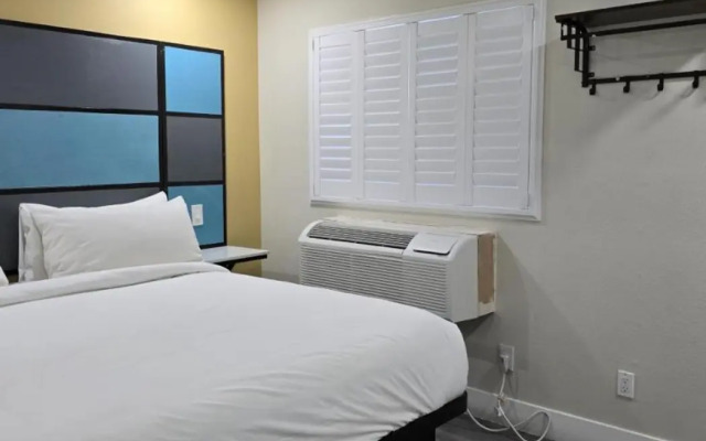 Hotel Avenida Victorville I 15