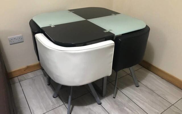 Contemporary 2 bed Apt 13