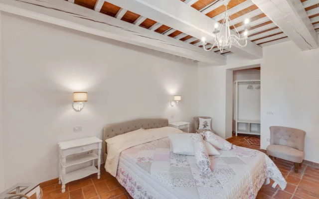 Stunning Apartment in Mombaroccio Near Metauro River