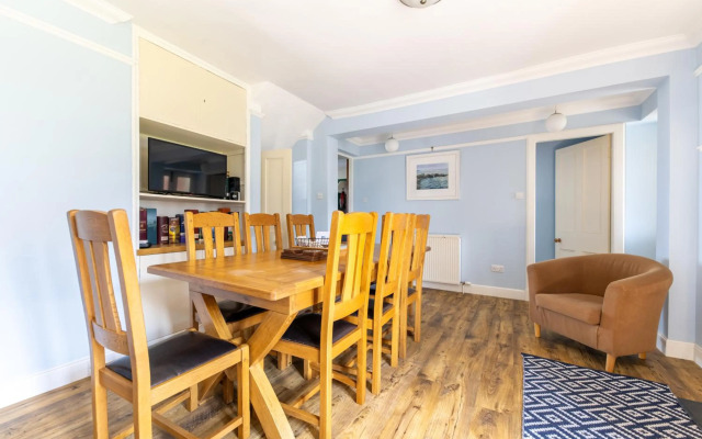 Seaview House - A Traditional Home by the Beach