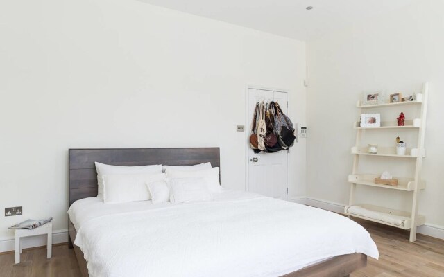 Spacious And Stylish 3BR Apartment Near Paddington.