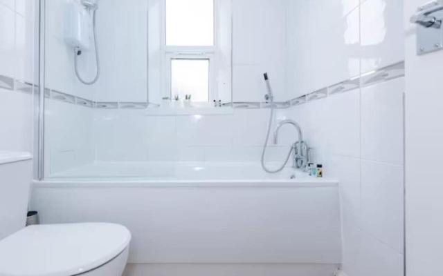 Spacious 4-Bed House Manchester