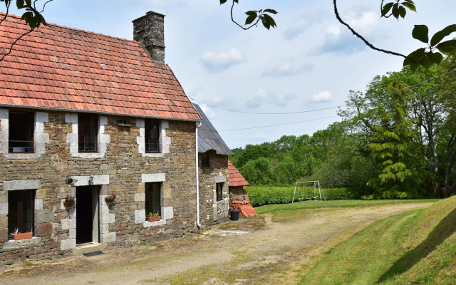 Lovely Holiday Home amidst Meadows in Sourdeval-les-Bois