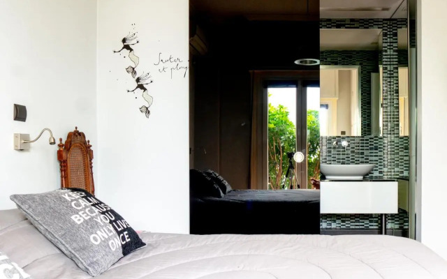 The Burton Luxury 1BR in Plaka, Athens