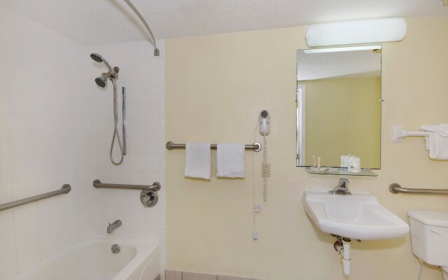 Howard Johnson by Wyndham Tropical Palms Kissimmee