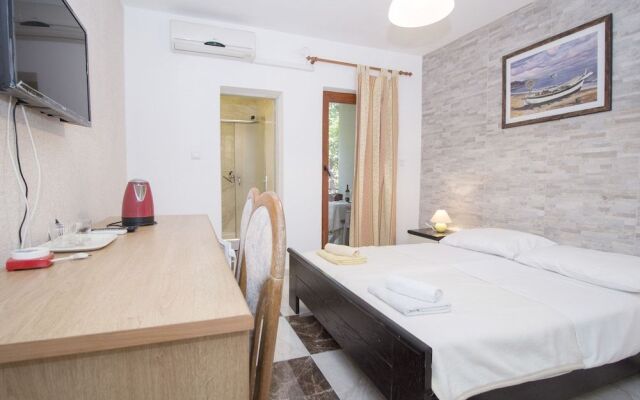 Apartments and rooms Eugenia